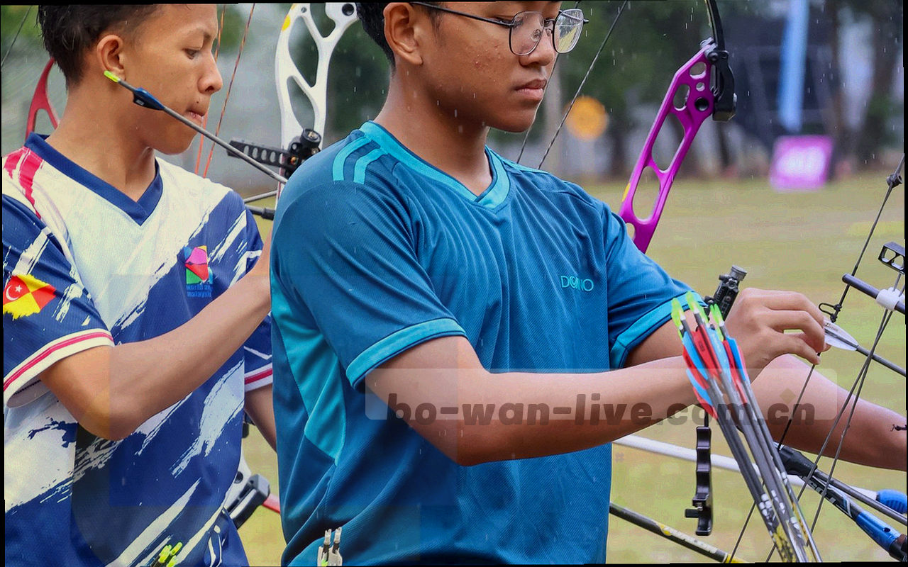 桌面端界面局部示意，屏幕底部筛选条件区与右侧导出按钮被荧光青细框标出